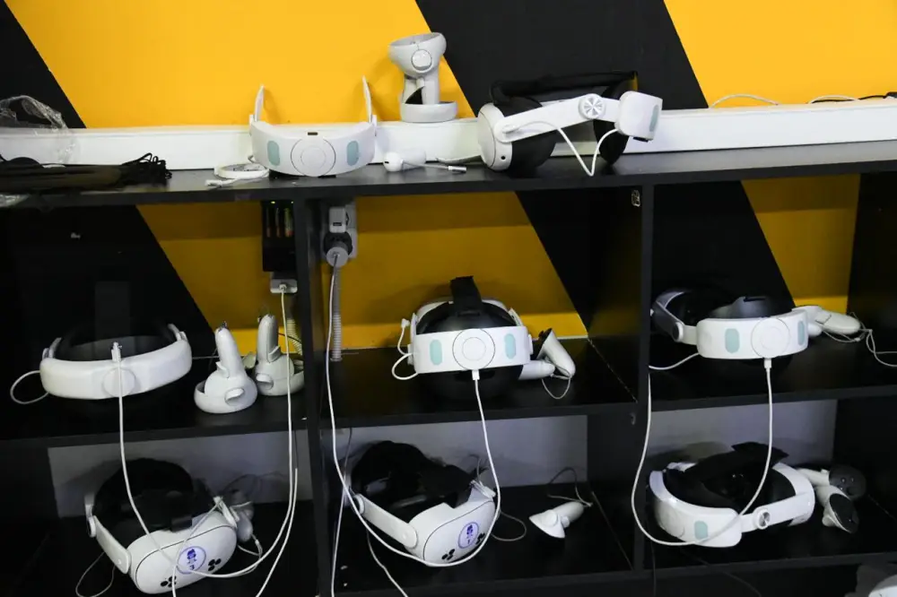 Столичные студенты пробуют профессии в виртуальной реальности {city2}