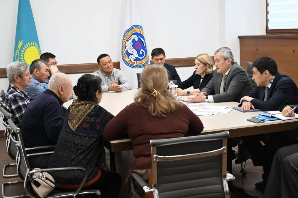 Жители микрорайона Абай просят изменить назначение земель под ИЖС, а заместитель акима разъясняет важность Генерального плана {city2}