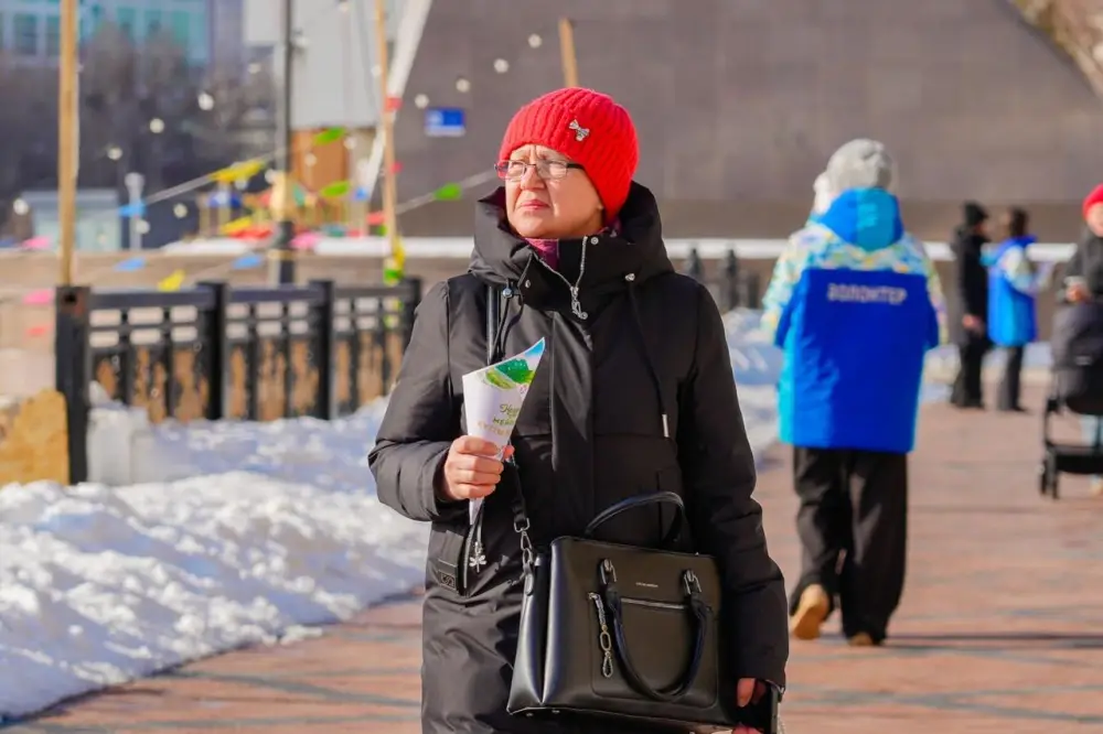 Волонтеры раздали баурсаки жителям Астаны (3)