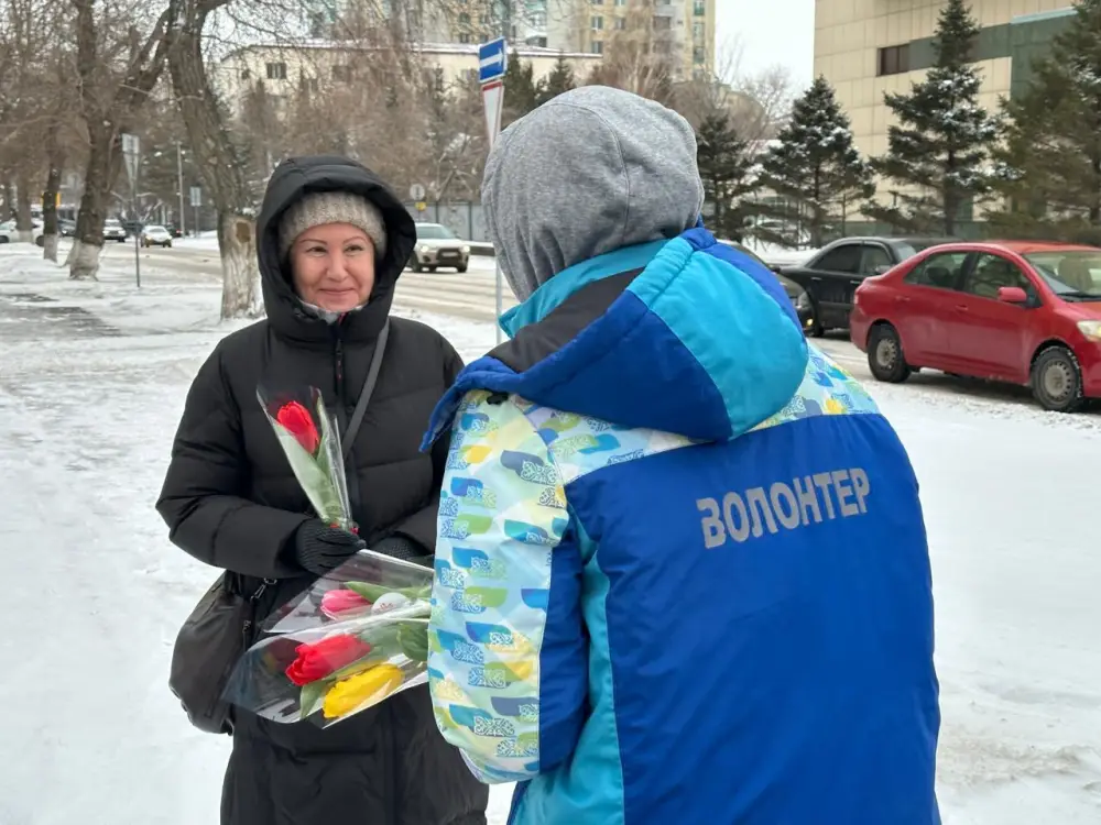 В Астане волонтеры вручили 1 000 тюльпанов в честь Международного женского дня {city2}