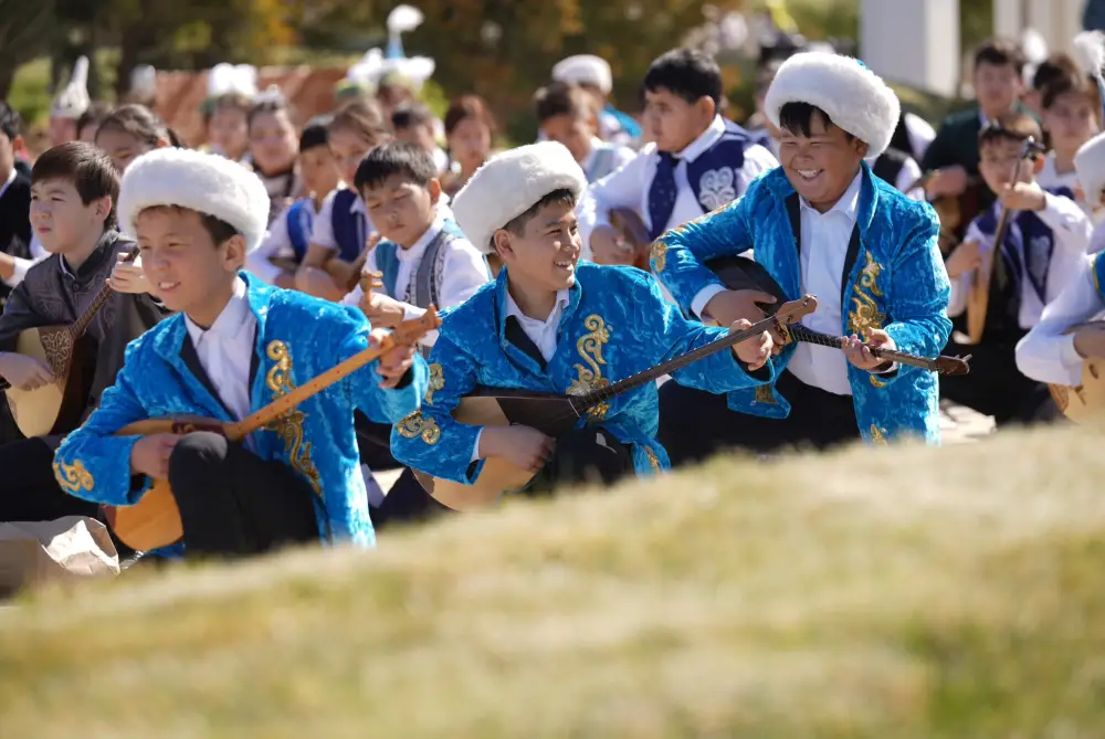 В ТУРКЕСТАНЕ БОЛЕЕ 500 ЮНЫХ ДОМБРИСТОВ ОДНОВРЕМЕННО ИСПОЛНИЛИ КЮЙ (7)