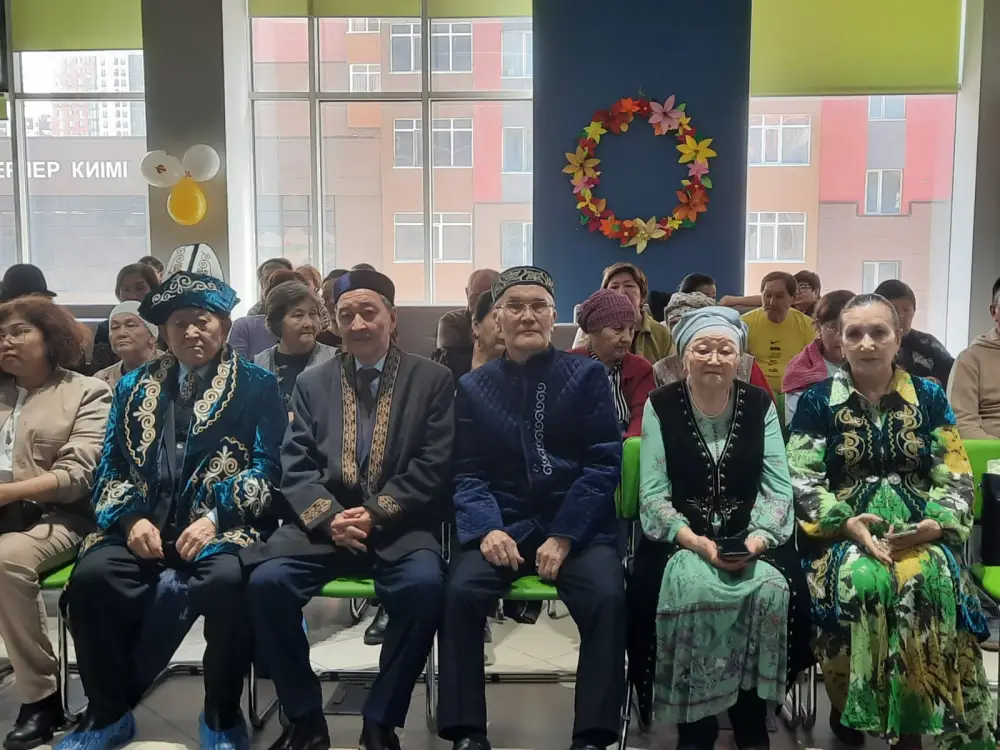 Церемония «Бұлақ көрсең – көзін аш» в Астане: ветераны демонстрируют музыкальные навыки на самодельных инструментах {city2}