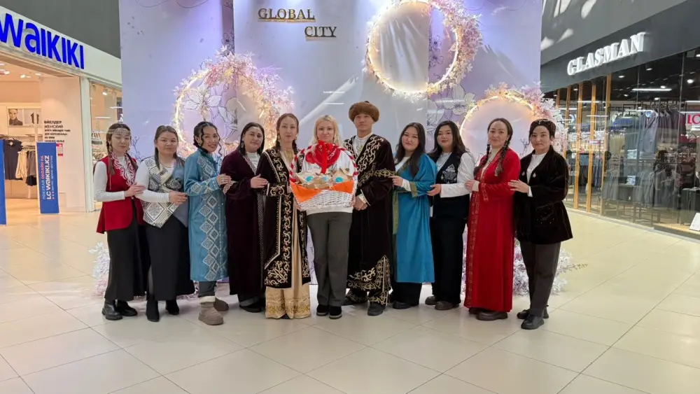 Флешмоб молодежи Караганды к Наурызу популяризация казахской национальной одежды {city2}