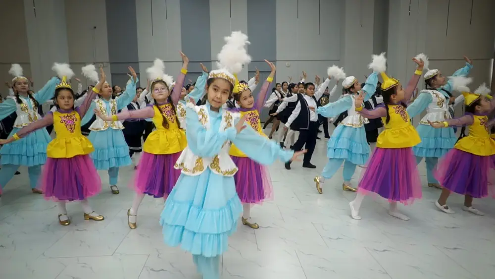 20 тысяч школьников Павлодарской области исполнили танец «Қара жорға» (10)