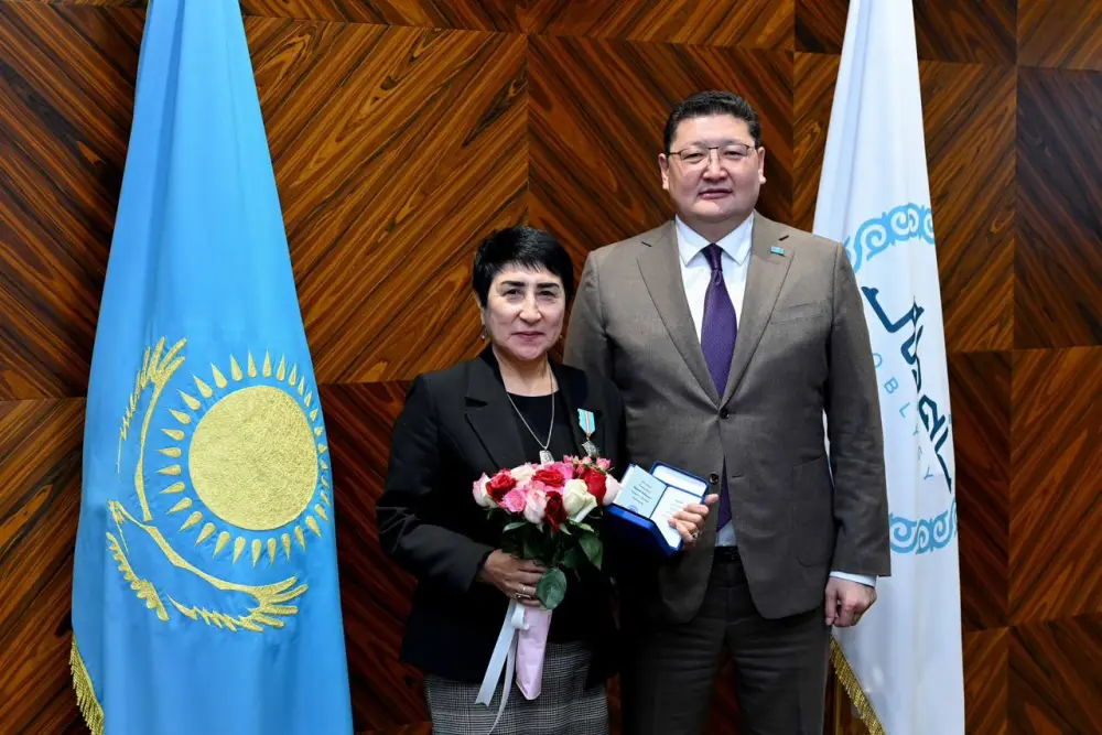 Активным участникам политической и общественной жизни региона оказано почтение (10)