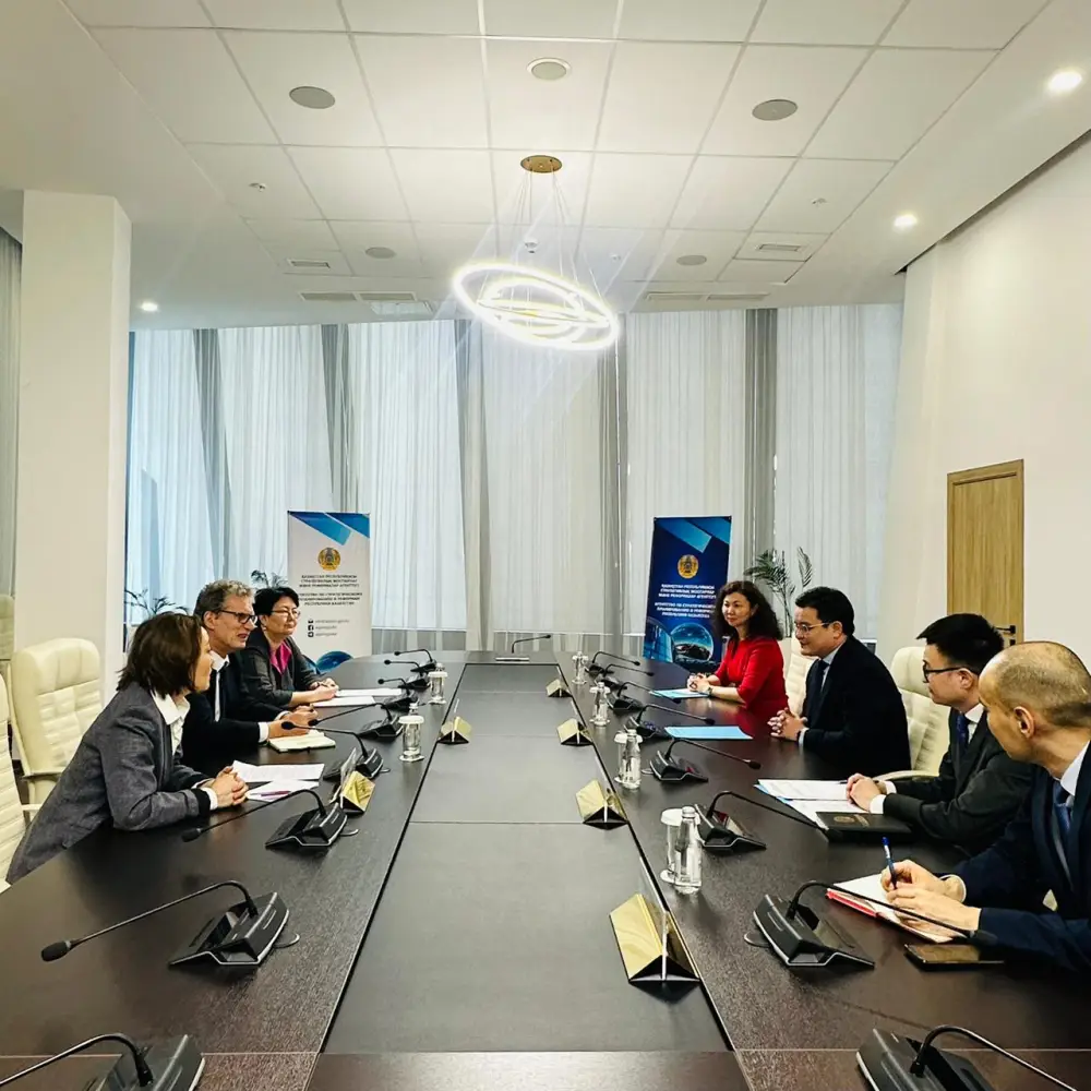 Глава АСПиР Асет Иргалиев провел встречу с представителем Всемирного банка Адрианом Фоззардом {city2}