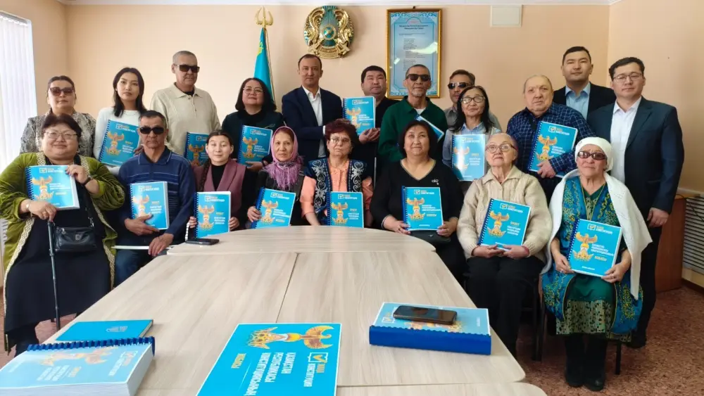 Доступное право: в Карагандинской области напечатали проект новой Конституции шрифтом Брайля {city2}