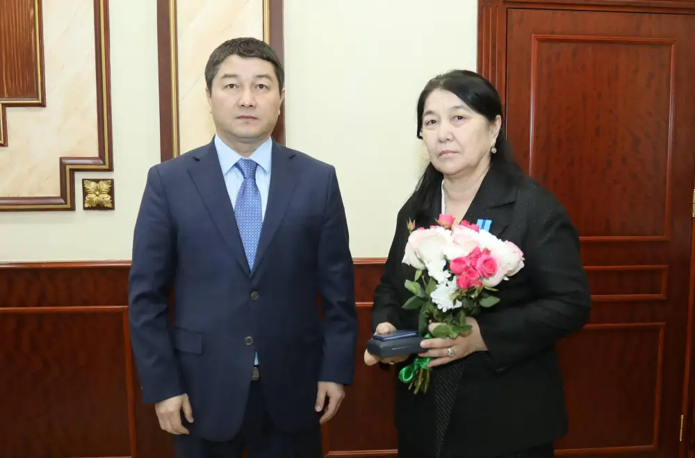 Нурдаулет Килыбай вручил государственные награды ряду тружеников (2)