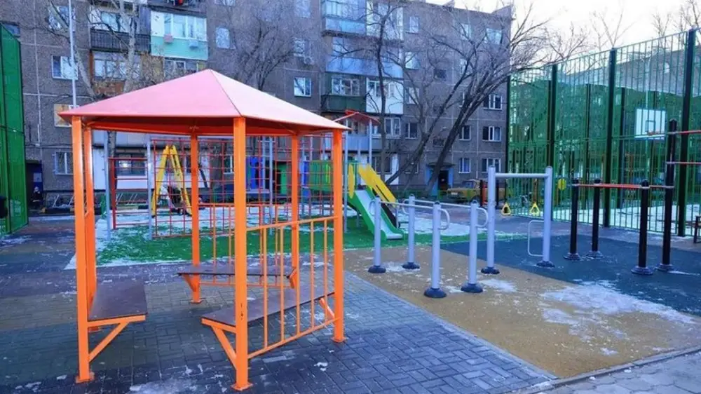 Экологический челлендж в Караганде: местные жители объединяются для уборки дворов {city2}