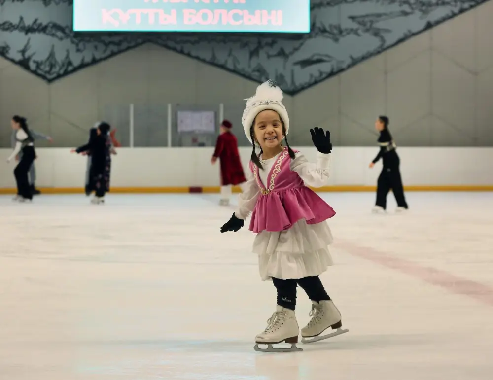 Массовое катание на льду в Алматы в национальных костюмах {city2}