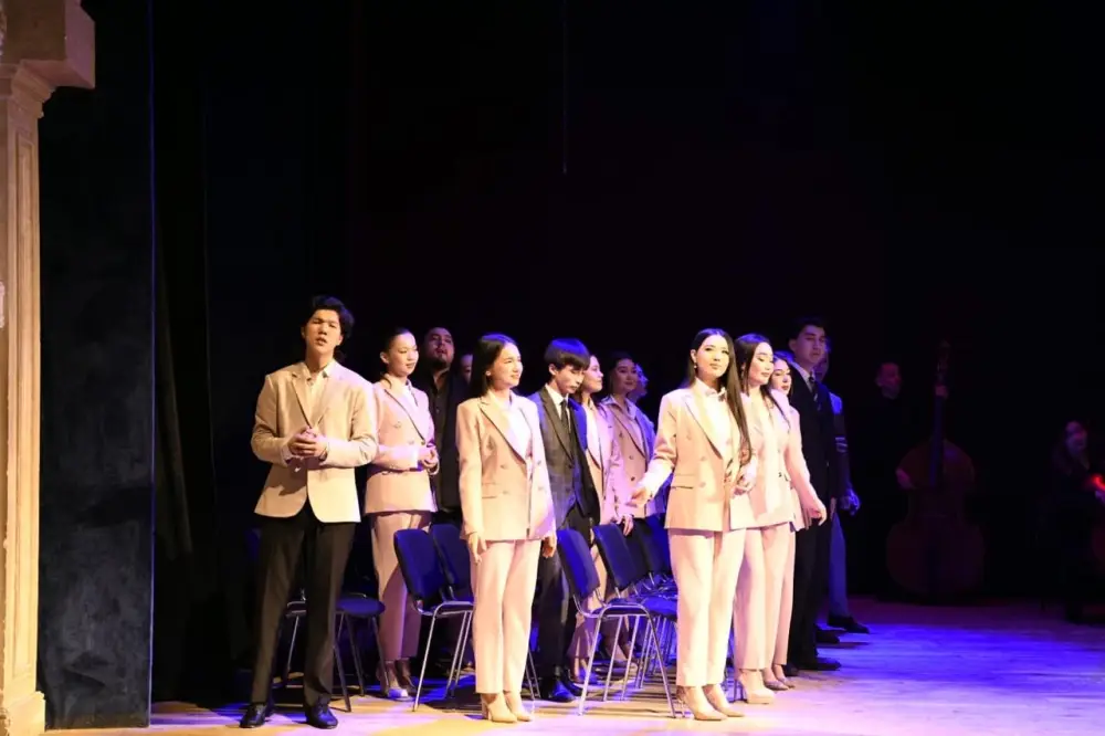 «Бақытты шаңырақ жыры»: в Астане состоялся необычный спектакль с участием 19 пар (6)