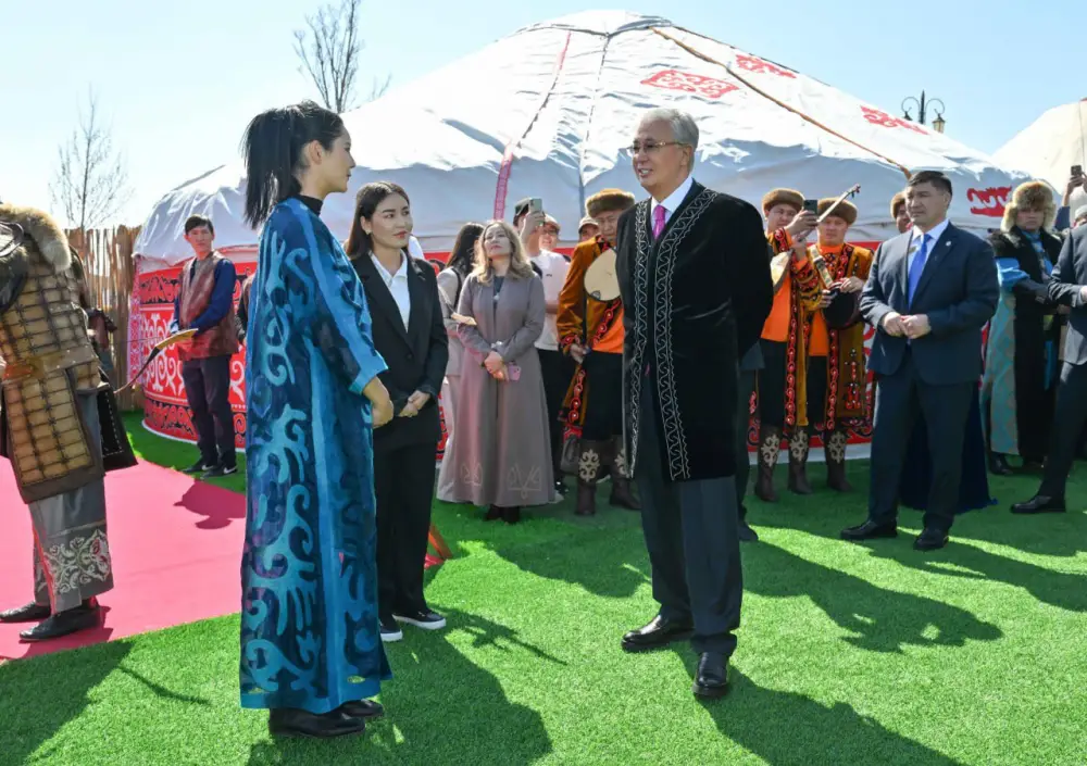 Глава государства принял участие в народных гуляньях по случаю праздника Наурыз (4)