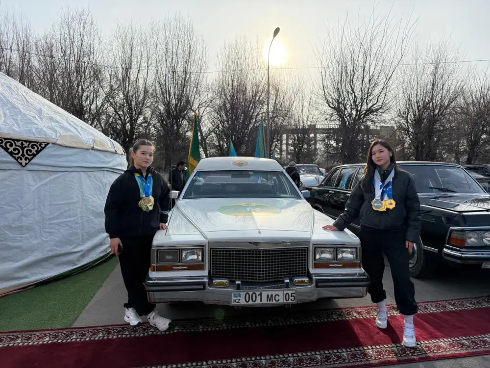 Автопробег на ретро-автомобилях организовали в Қонаеве в день референдума (3)