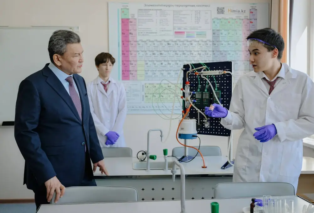 Посещение Назарбаев Интеллектуальной школы акимом области обсуждение условий обучения и международные олимпиады {city2}