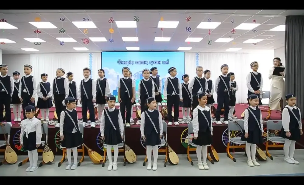 Астанинские школьники сыграли на домбре одновременно {city2}