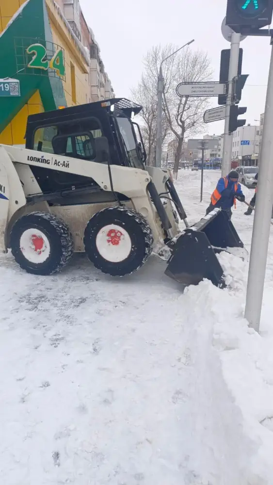В работе по уборке снега в Астане задействованы тысячи дорожных рабочих (8)
