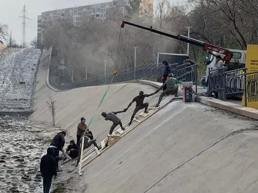 Интерактивный арт-объект на реке Үлкен Алматы: новый символ единства и поддержки в городской среде {city2}