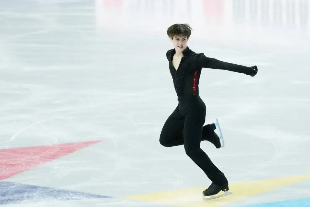 Дебют Диаса Джиренбаева на чемпионате мира: новое поколение спортсменов выходит на лед {city2}