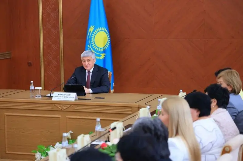 Ермаганбет Булекпаев поздравил женщин Карагандинской области с 8 Марта (2)