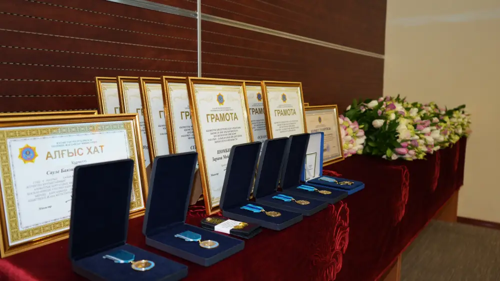 Глава МЧС поздравил женщин ведомства и вручил государственные награды {city2}