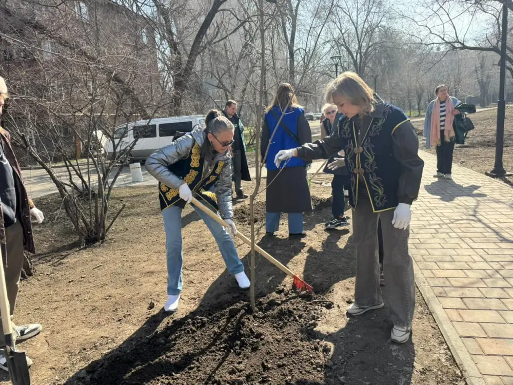 В Алматы в Жаңару күні высадили более 400 деревьев (3)
