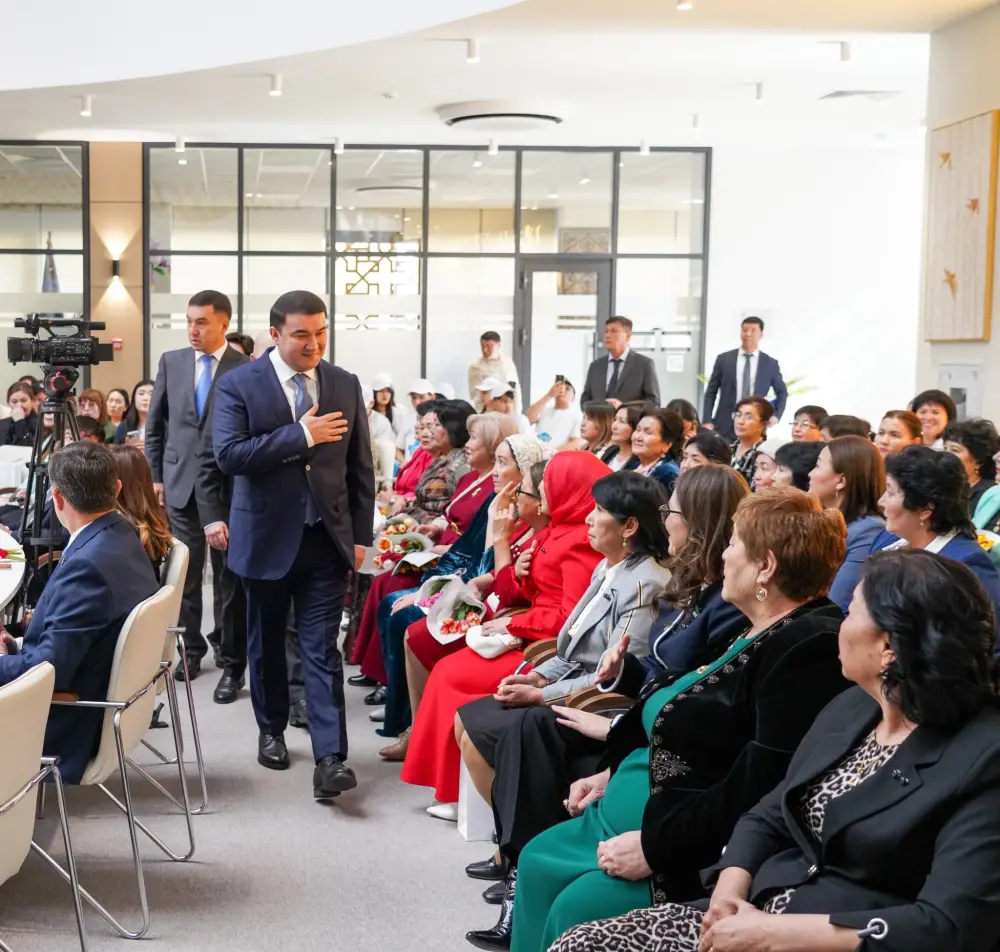 Аким области отметил важность вклада женщин в общество на вечере в Туркестане {city2}