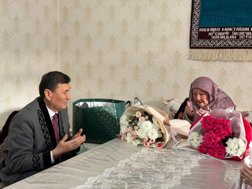 Туркестан чествует 101-летнего педагога {city2}