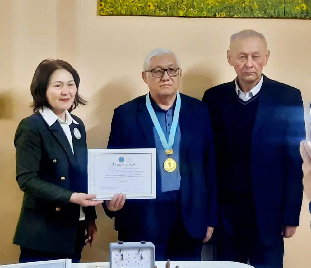 В Астане прошел шахматный турнир среди пенсионеров и молодежи (7)