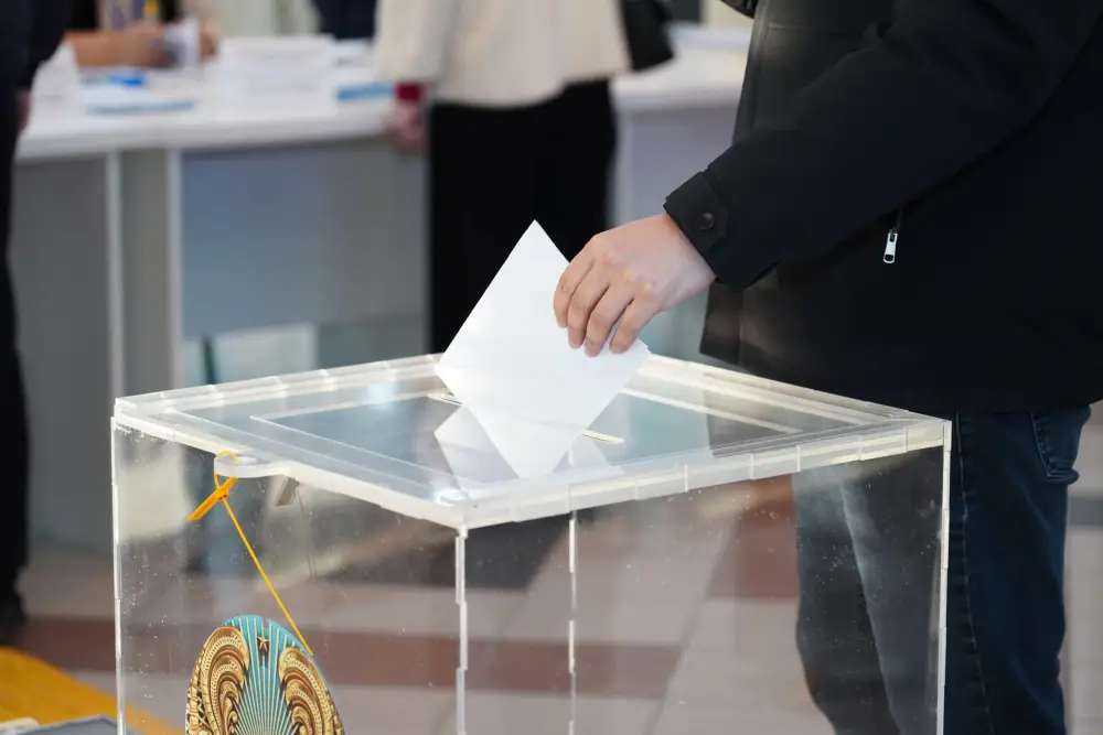 АКИМ ТУРКЕСТАНСКОЙ ОБЛАСТИ НУРАЛХАН КУШЕРОВ ПРОГОЛОСОВАЛ НА РЕФЕРЕНДУМЕ (5)