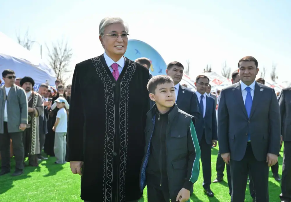 Глава государства принял участие в народных гуляньях по случаю праздника Наурыз (5)