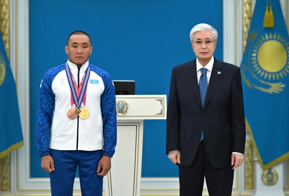 Глава государства наградил чемпиона ХІV зимних Паралимпийских игр Ербола Хамитова (4)