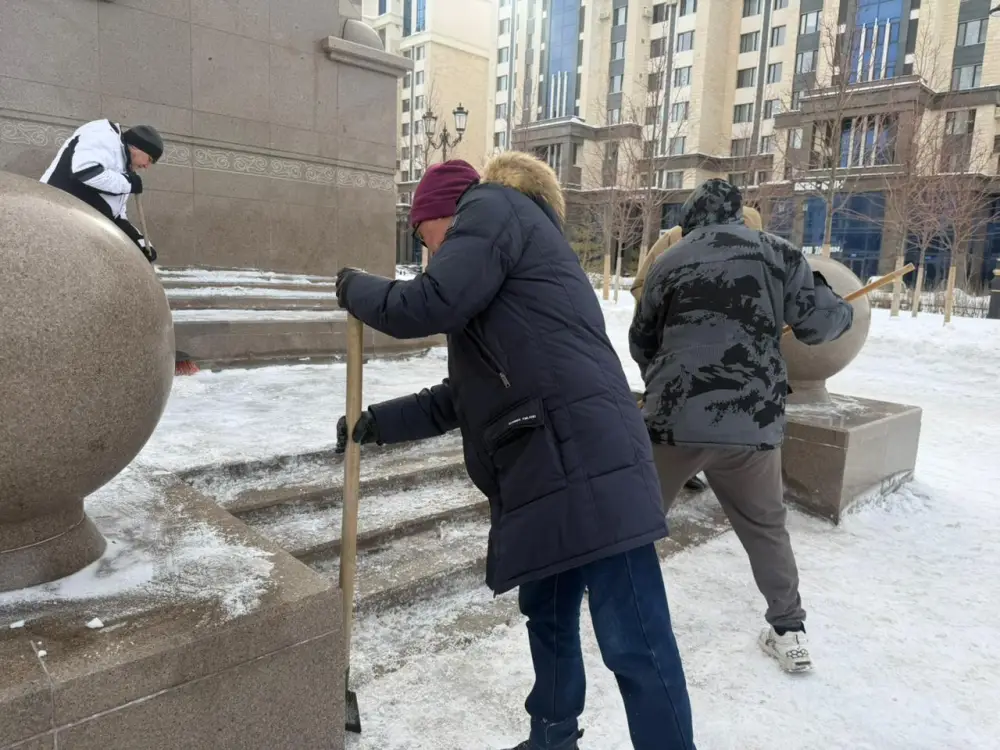 Уборка территории монумента «Қазақ еліне мың алғыс» в Астане в рамках международной акции по охране культурного наследия {city2}