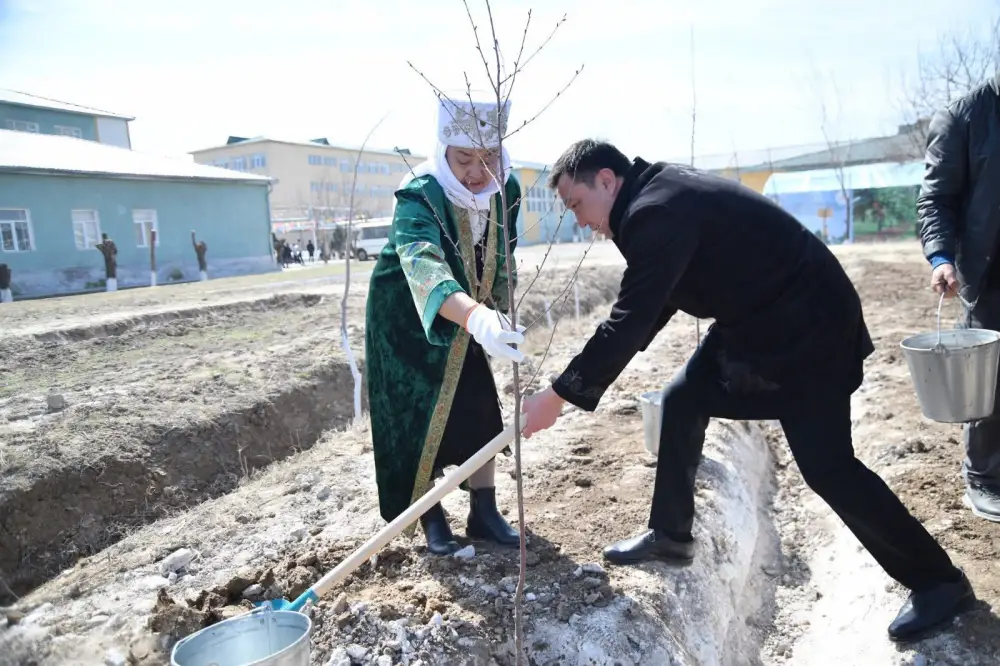 ТУРКЕСТАН: УЧАСТНИКИ АКЦИИ ПО ОЗЕЛЕНЕНИЮ В ОТЫРАРЕ ВЫСАДИЛИ 500 САЖЕНЦЕВ В ЧЕСТЬ ДНЯ ОБНОВЛЕНИЯ {city2}
