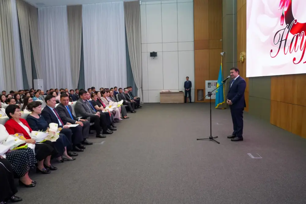 НУРАЛХАН КУШЕРОВ ПОЗДРАВИЛ ЖЕНЩИН-ГОССЛУЖАЩИХ С ПРАЗДНИКОМ (3)