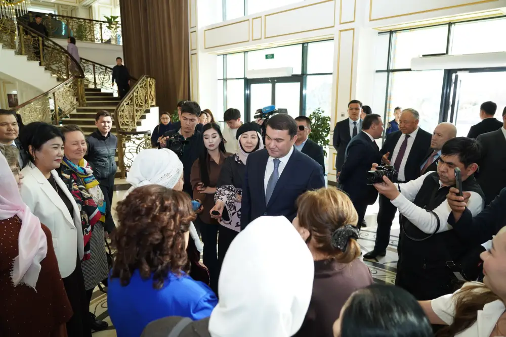 Обсуждение роли женщин и семейного воспитания на встрече акима Туркестанской области с многодетными матерями {city2}