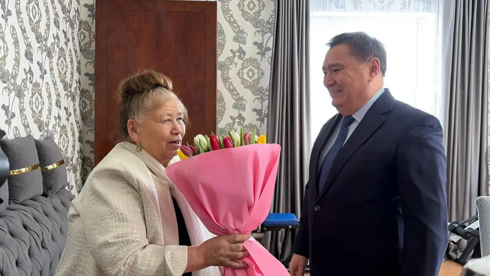 Поздравление акима Акмолинской области Марата Ахметжанова заслуженному учителю Майре Жетписовой с 8 марта {city2}