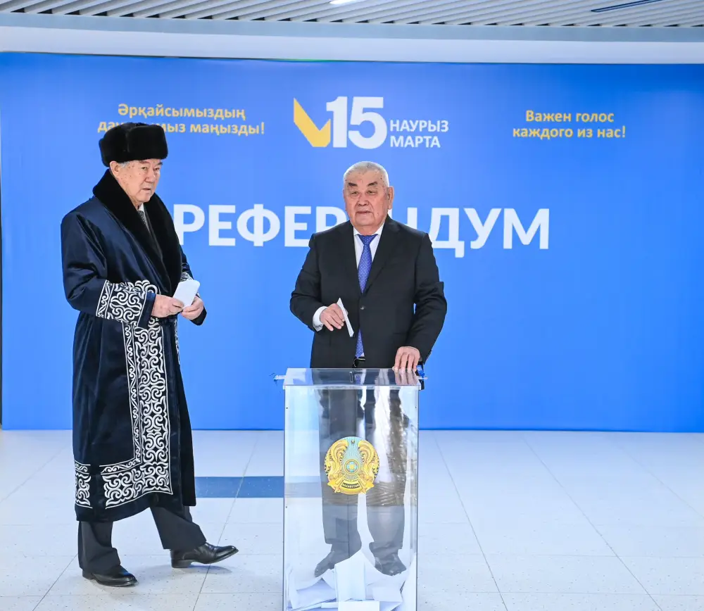 Глава региона проголосовал на республиканском референдуме (3)