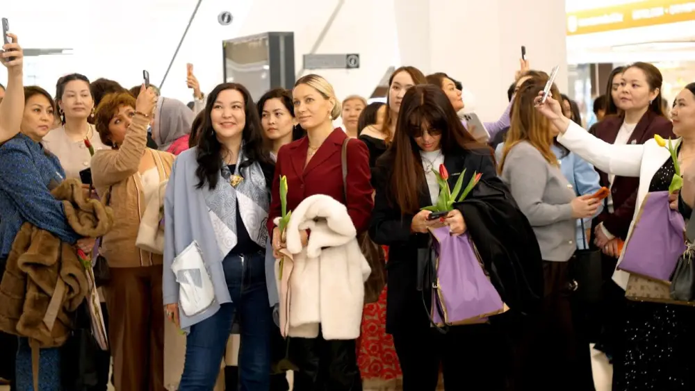 Масштабную акцию в поддержку новой Конституции накануне 8 марта провели в Астане (2)