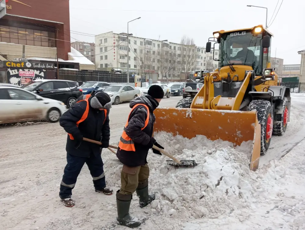 Около трех тысяч дорожных рабочих и более 1,6 тысячи единиц спецтехники задействовано в снегоуборочных работах в Астане (3)