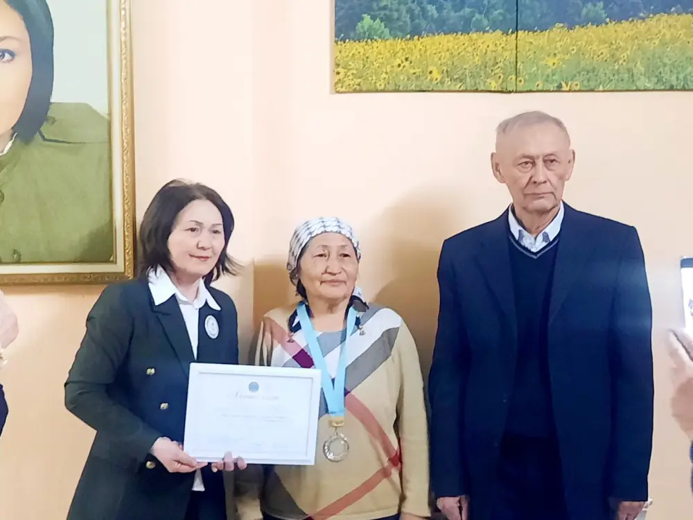 В Астане прошел шахматный турнир среди пенсионеров и молодежи (2)