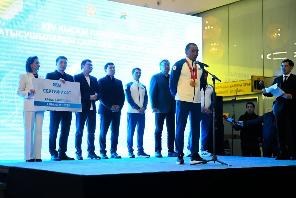 «Впервые в истории на одних зимних Паралимпийских играх Казахстан завоевал сразу две медали» - Ербола Хамитова торжественно встретили в аэропорту (7)