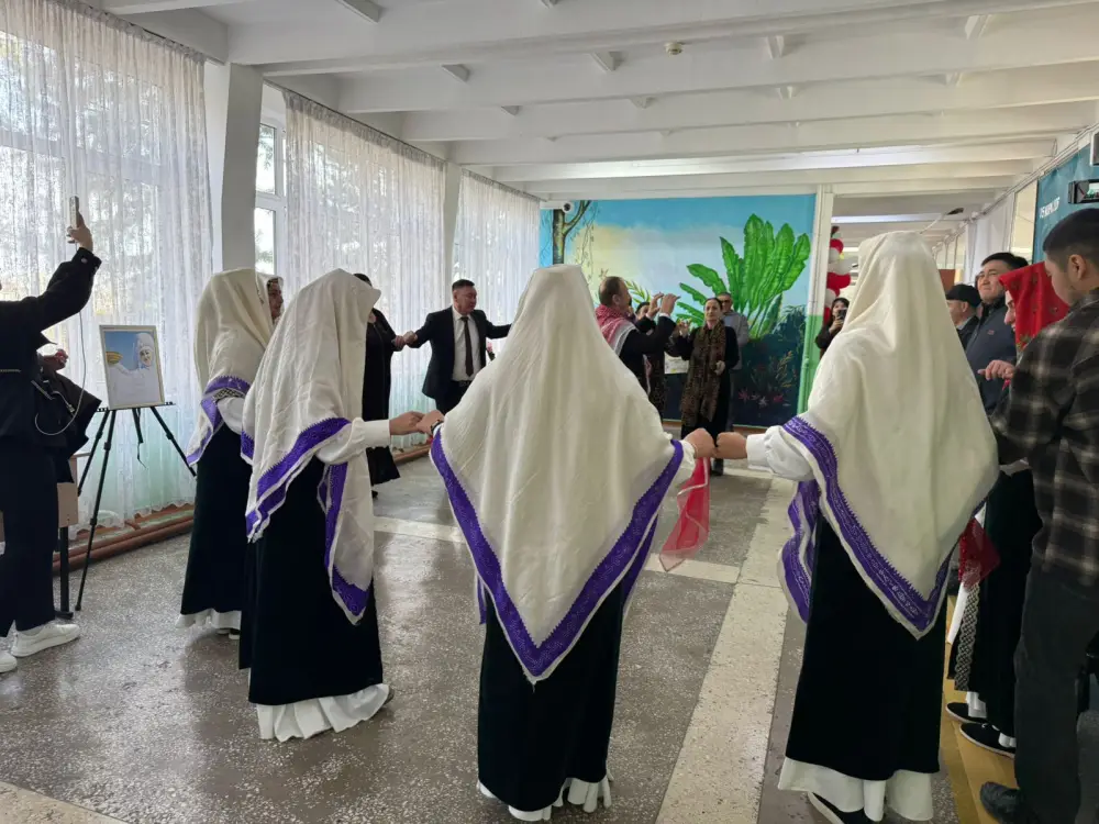 Яркие культурные традиции на избирательном участке: голосование как символ единства {city2}