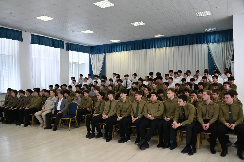 Молодежь Мангистау обсуждает военную службу с представителями Министерства обороны {city2}