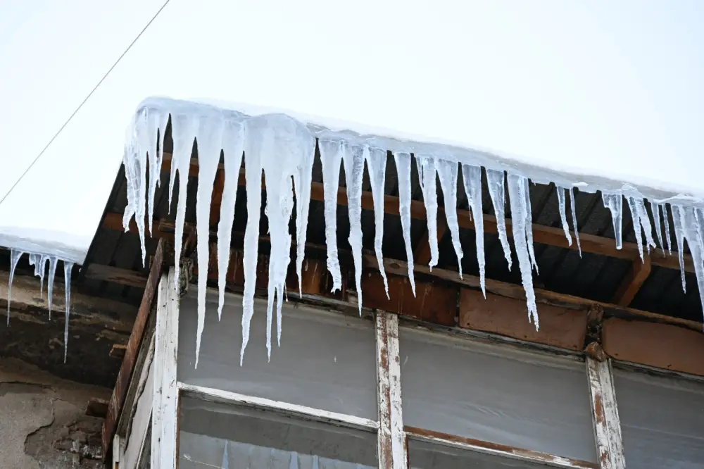 В Алматы усилен контроль за очисткой крыш жилых домов от снега (2)
