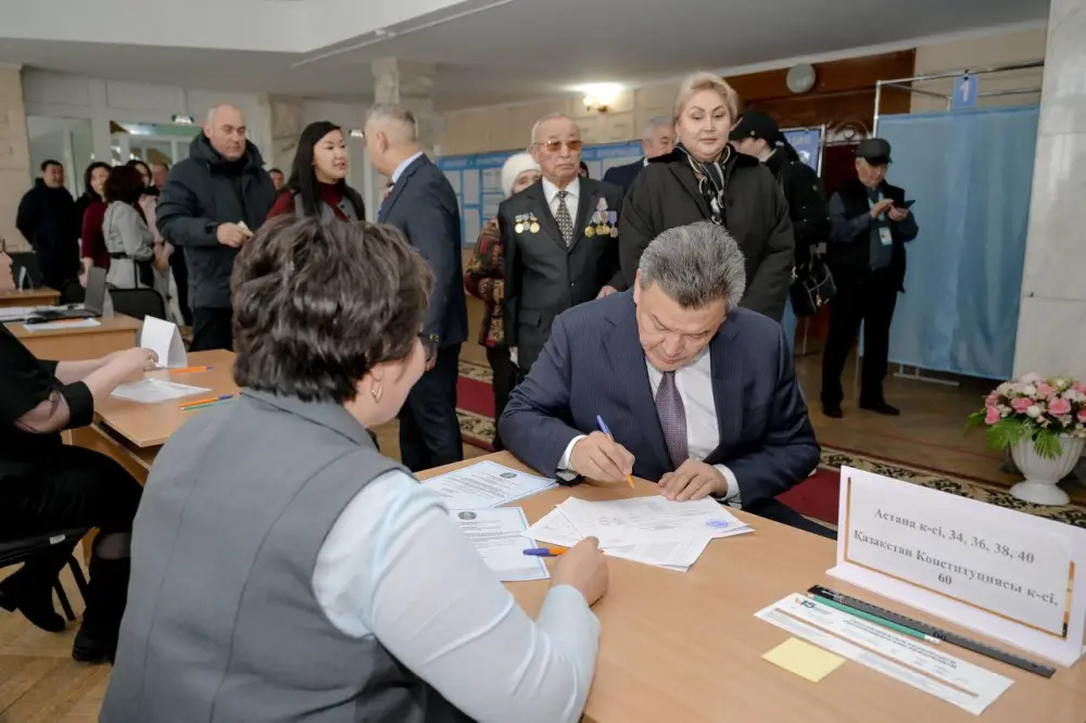 Аким Северо-Казахстанской области проголосовал на референдуме (2)