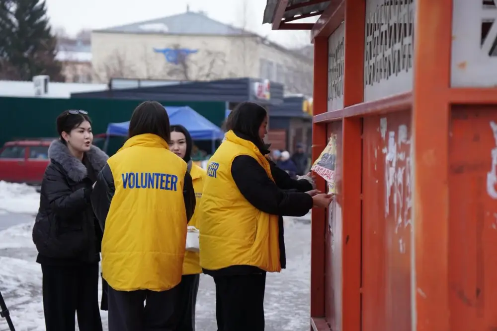 Молодежь Усть-Каменогорска вышла на акцию по очистке города от незаконной рекламы {city2}