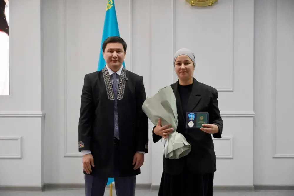 В Астане многодетным матерям вручили подвески «Алтын алқа» и «Күміс алқа» (6)