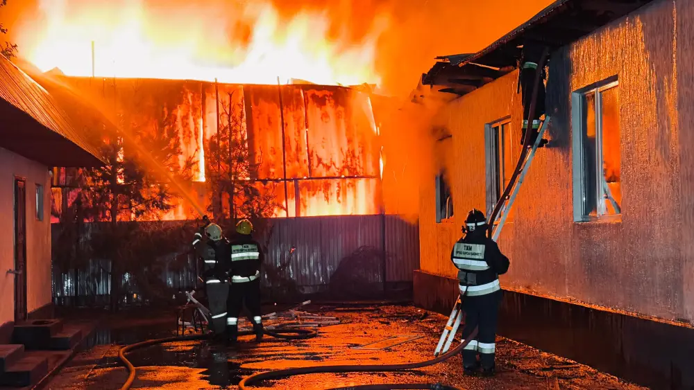 Ответственность граждан в вопросах пожарной безопасности: важность соблюдения правил и установка извещателей {city2}