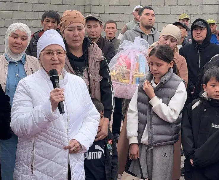 Тепло сердец: молодежь Туркестана возвела крыши над головами многодетных семей {city2}