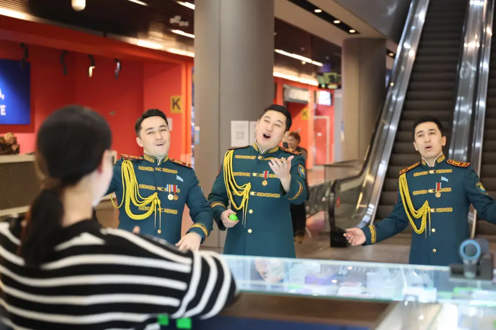 Песни и цветы в пути: легендарный мужской хор Нацгвардии поздравил женщин столицы (3)